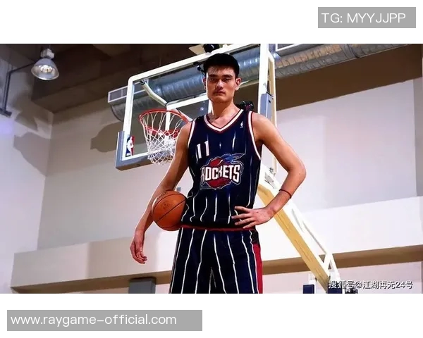 姚明在古巴比赛中的精彩反应引发热议球迷纷纷点赞他的职业精神与风范