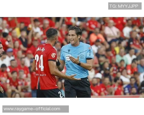 英超激战AC米兰5-0大胜巴萨争议判罚引发全场热议 英超激战AC米兰5-0大胜巴萨争议判罚引发全场热议